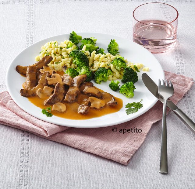 apetito Menüservice Spätzle mit Gulasch